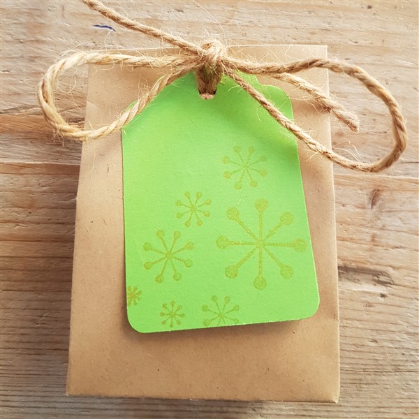 leftfootdaisy-twelve-days-christmas-attaching-label-twine-bow