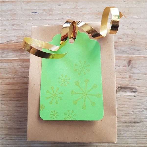 leftfootdaisy-twelve-days-christmas-attaching-label-florist-ribbon-bow