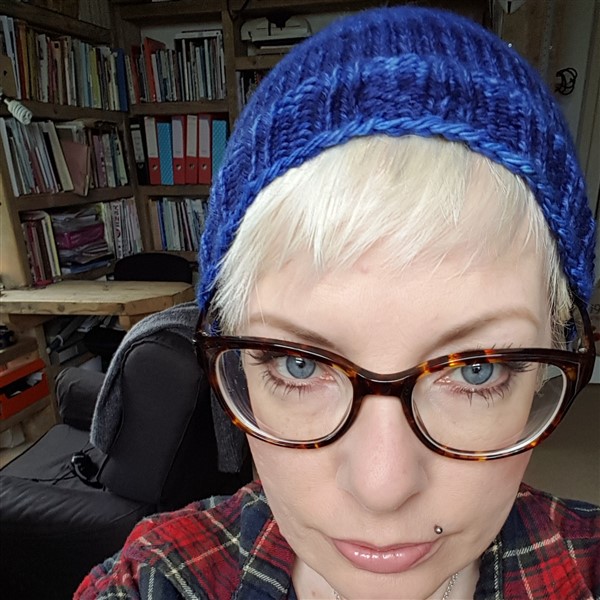 leftfootdaisy-second-project-Portuguese-knitting-finished-hat-spectrum-fibre-selfie