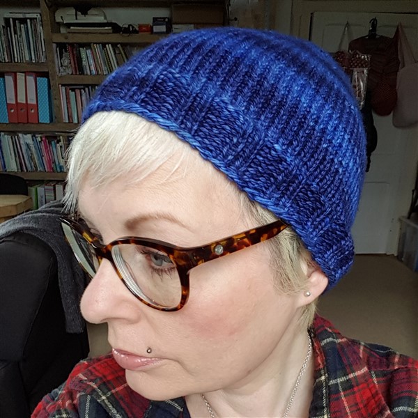 leftfootdaisy-second-project-Portuguese-knitting-finished-hat-spectrum-fibre-selfie-side-view
