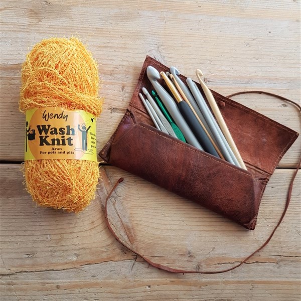 Leftfootdaisy-dish-scrubbie-featured-image