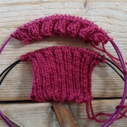 Leftfootdaisy-hayfever-sufferer-knitting-woes-sock-comparison