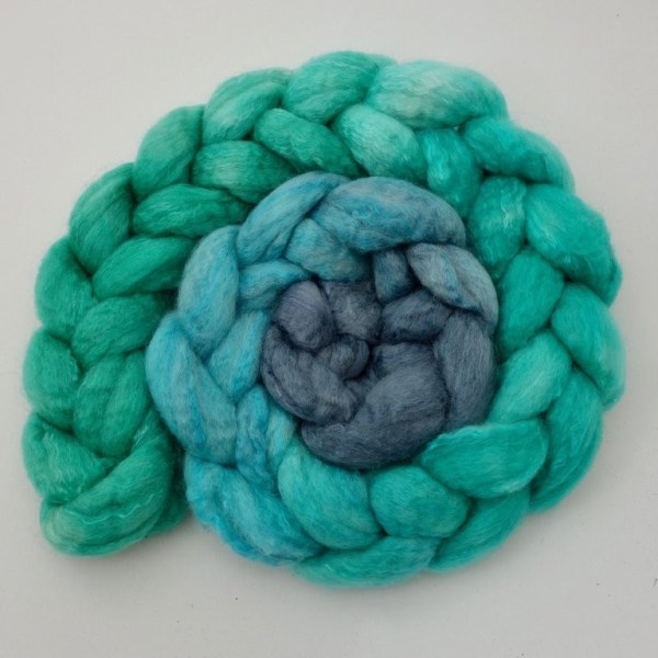 Leftfootdaisy-tour-de-fleece-hilltop-cloud-gradient