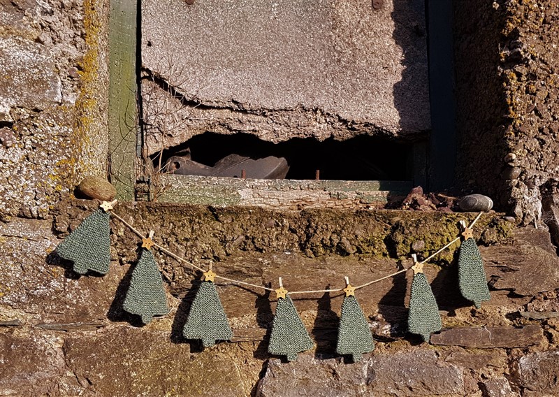 Leftfootdaisy- blacker-Yarns-Brushwork-Christmas-tree-garland-arty-photograph